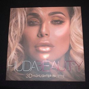 Huda Beauty “Pink Sands” 3D highlighter palette.